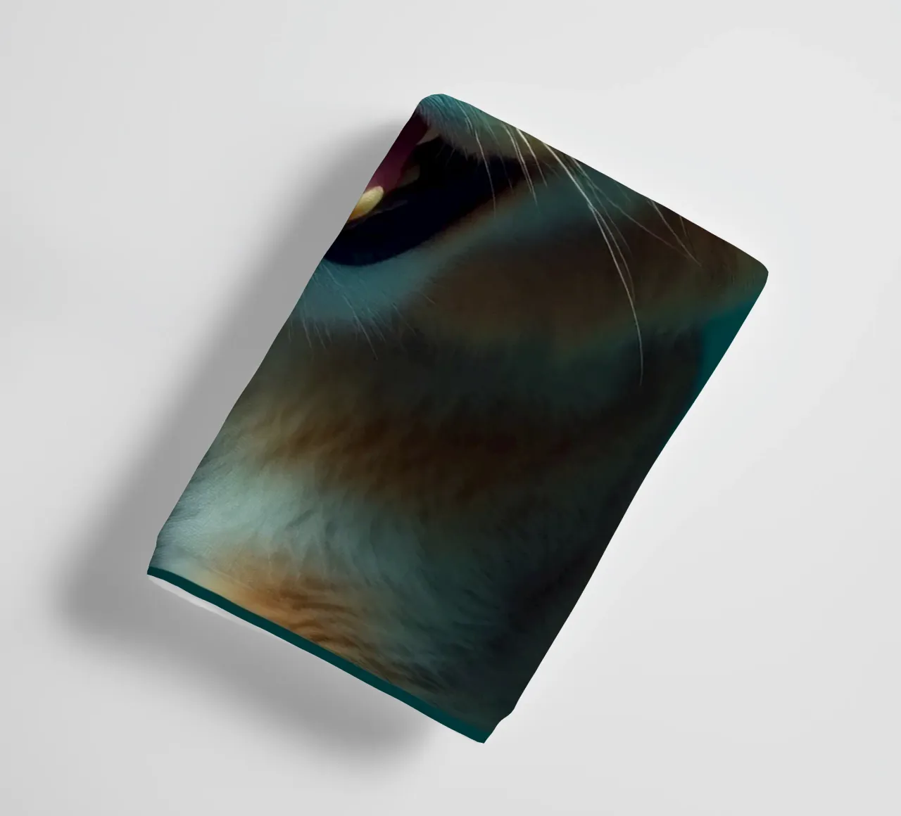 Leeuwenwelp toont speelse energie met een blije uitdrukking badhanddoek van DesignDoodle