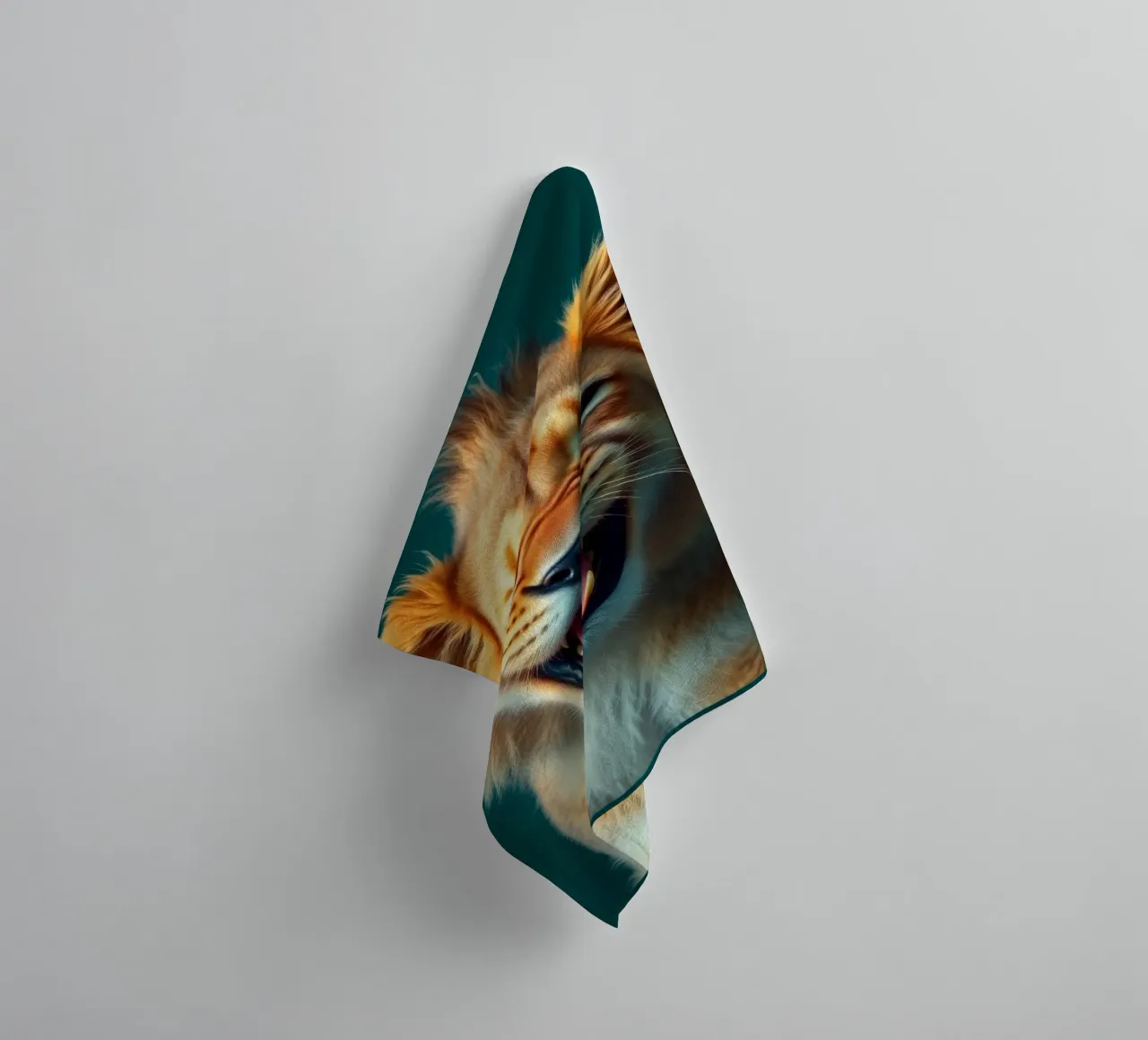 Leeuwenwelp toont speelse energie met een blije uitdrukking badhanddoek van DesignDoodle