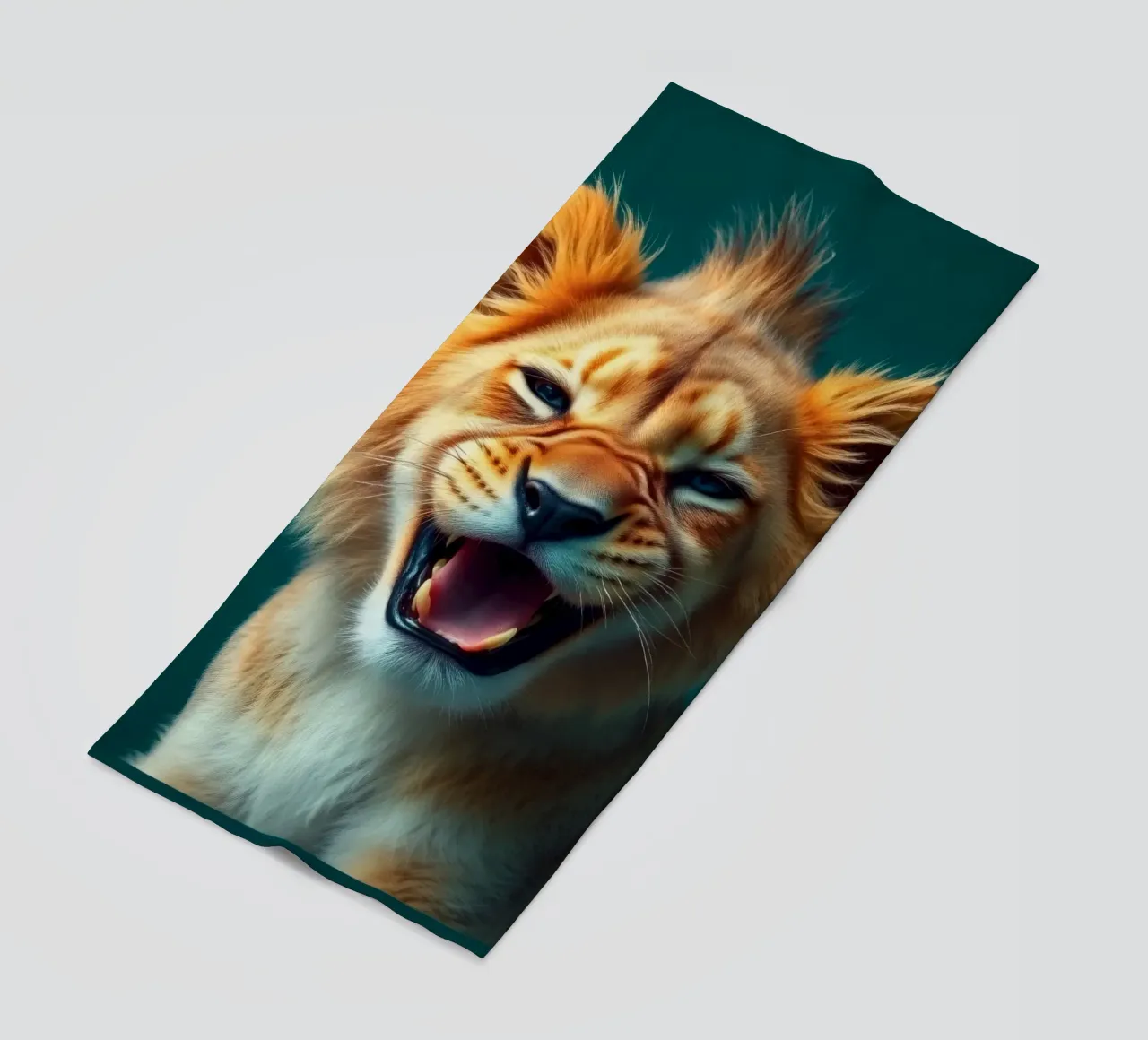 Leeuwenwelp toont speelse energie met een blije uitdrukking strandhanddoek van DesignDoodle