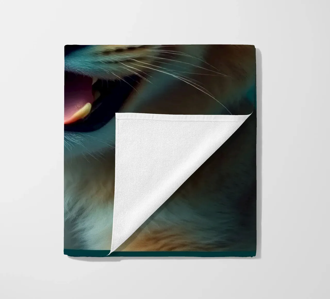 Leeuwenwelp toont speelse energie met een blije uitdrukking strandhanddoek van DesignDoodle