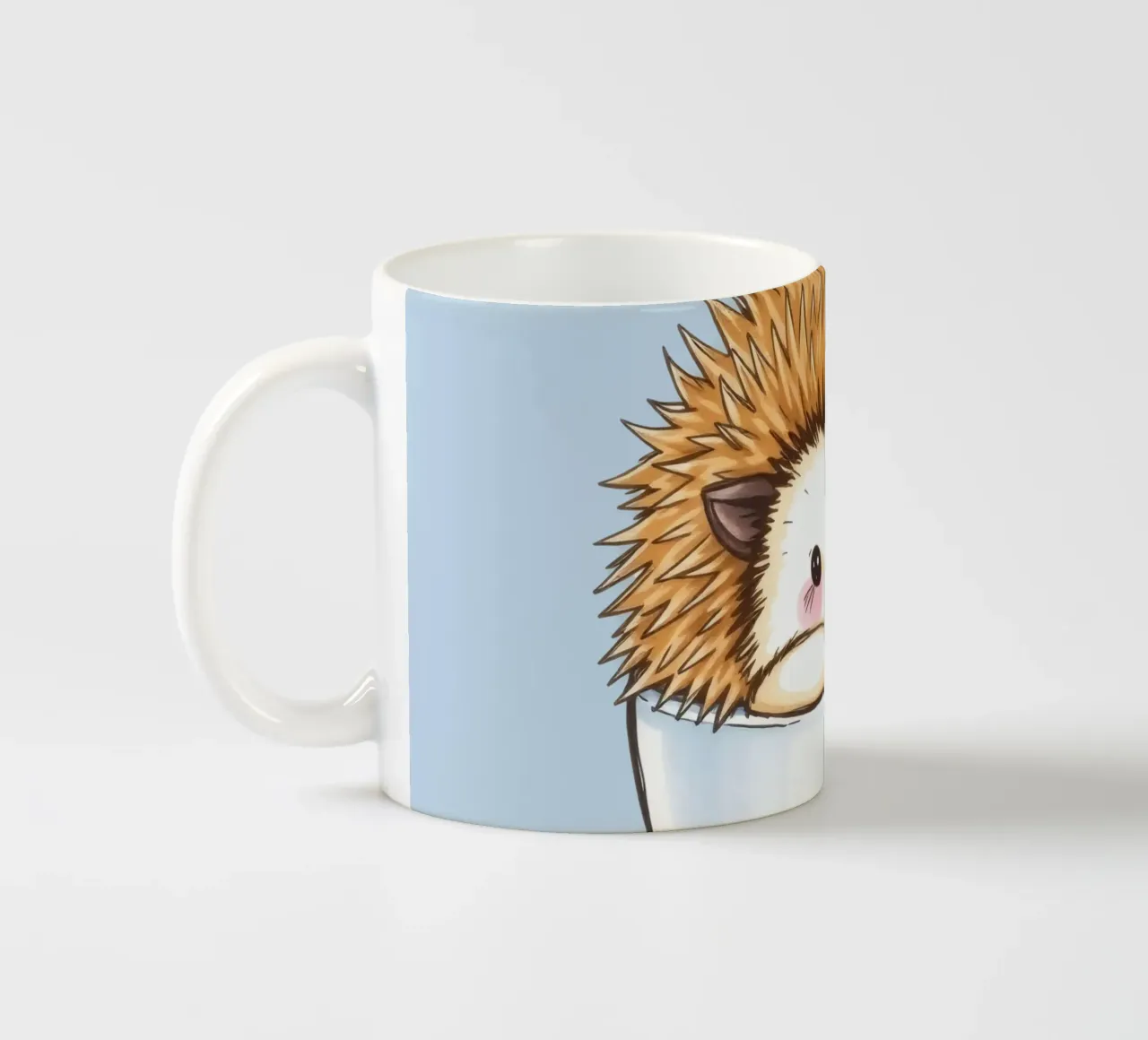 Hérisson mignon assis dans une tasse à thé blanche avec une expression charmante mug en céramique de DesignDoodle
