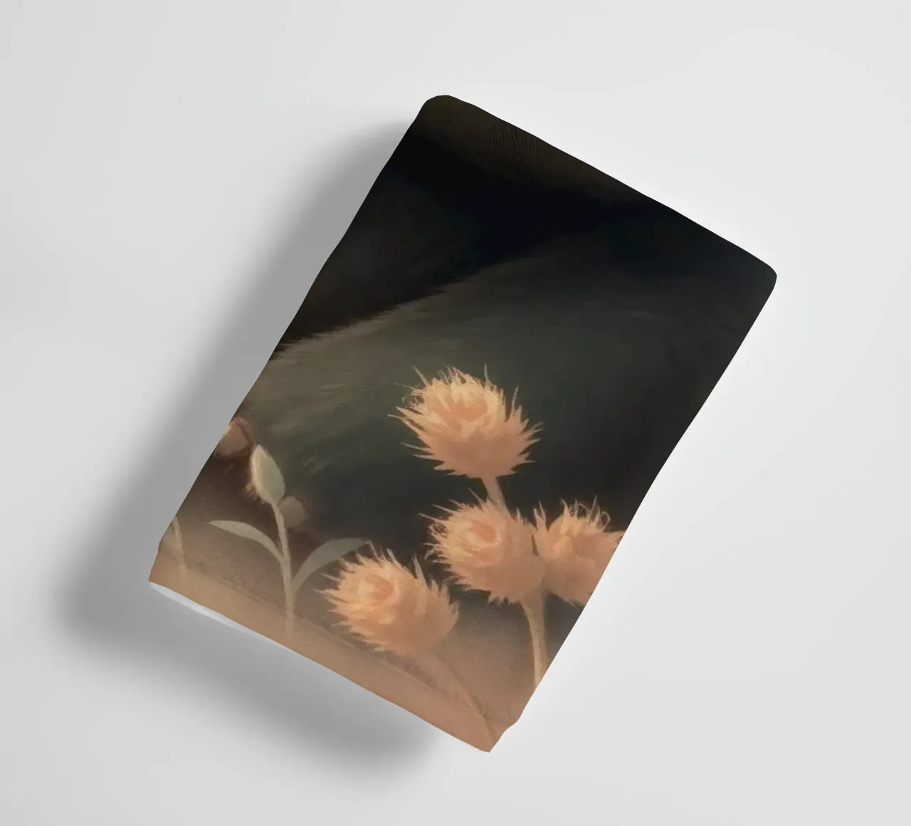 Ours mignon faisant un signe de la main dans un champ de fleurs serein serviette de bain de DesignDoodle