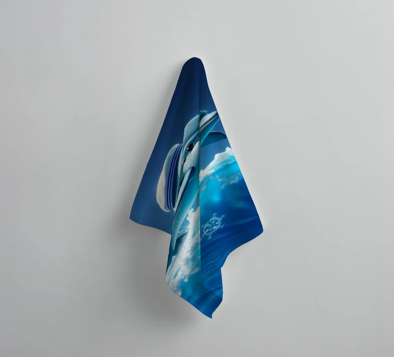 Dolfijn met matrozenhoed springt door oceaangolven badhanddoek van DesignDoodle