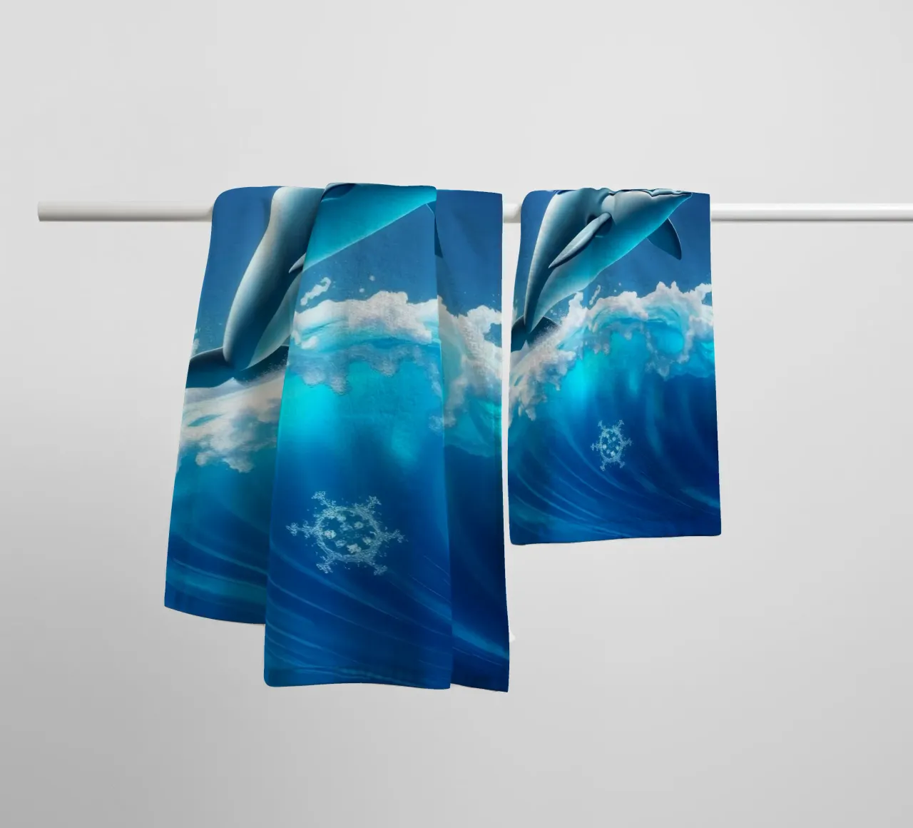 Dolfijn met matrozenhoed springt door oceaangolven badhanddoek van DesignDoodle