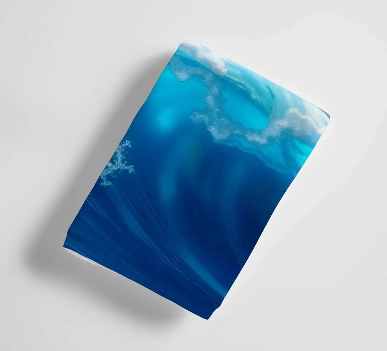 Dolfijn met matrozenhoed springt door oceaangolven badhanddoek van DesignDoodle