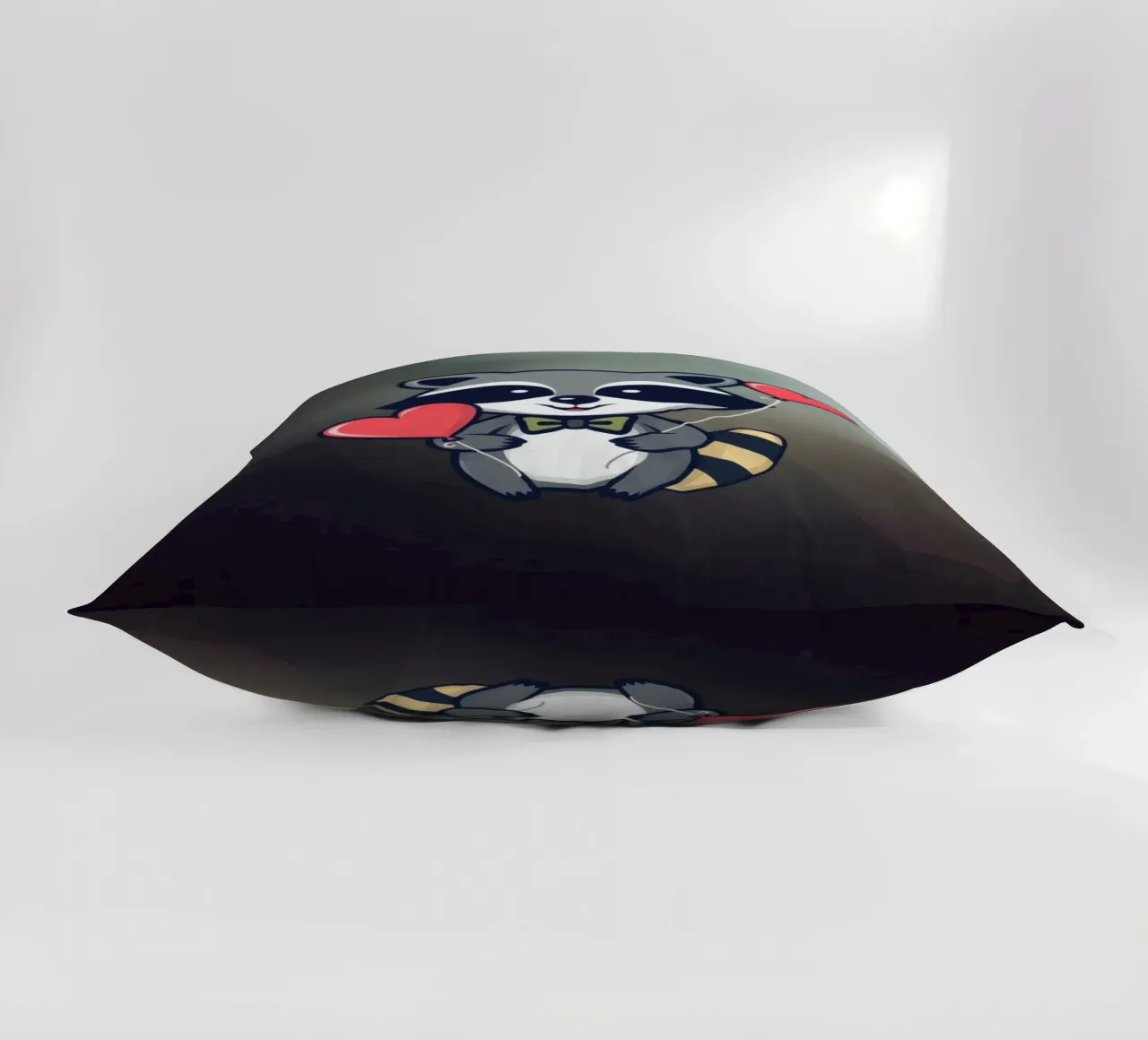 Simpatico personaggio di procione che tiene in mano palloncini a forma di cuore con una cuscino da DesignDoodle