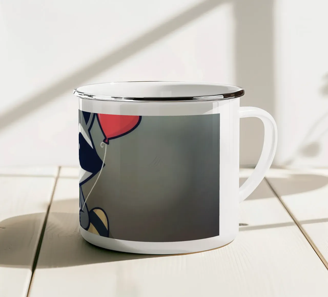 Simpatico personaggio di procione che tiene in mano palloncini a forma di cuore con una tazza in smalto da DesignDoodle
