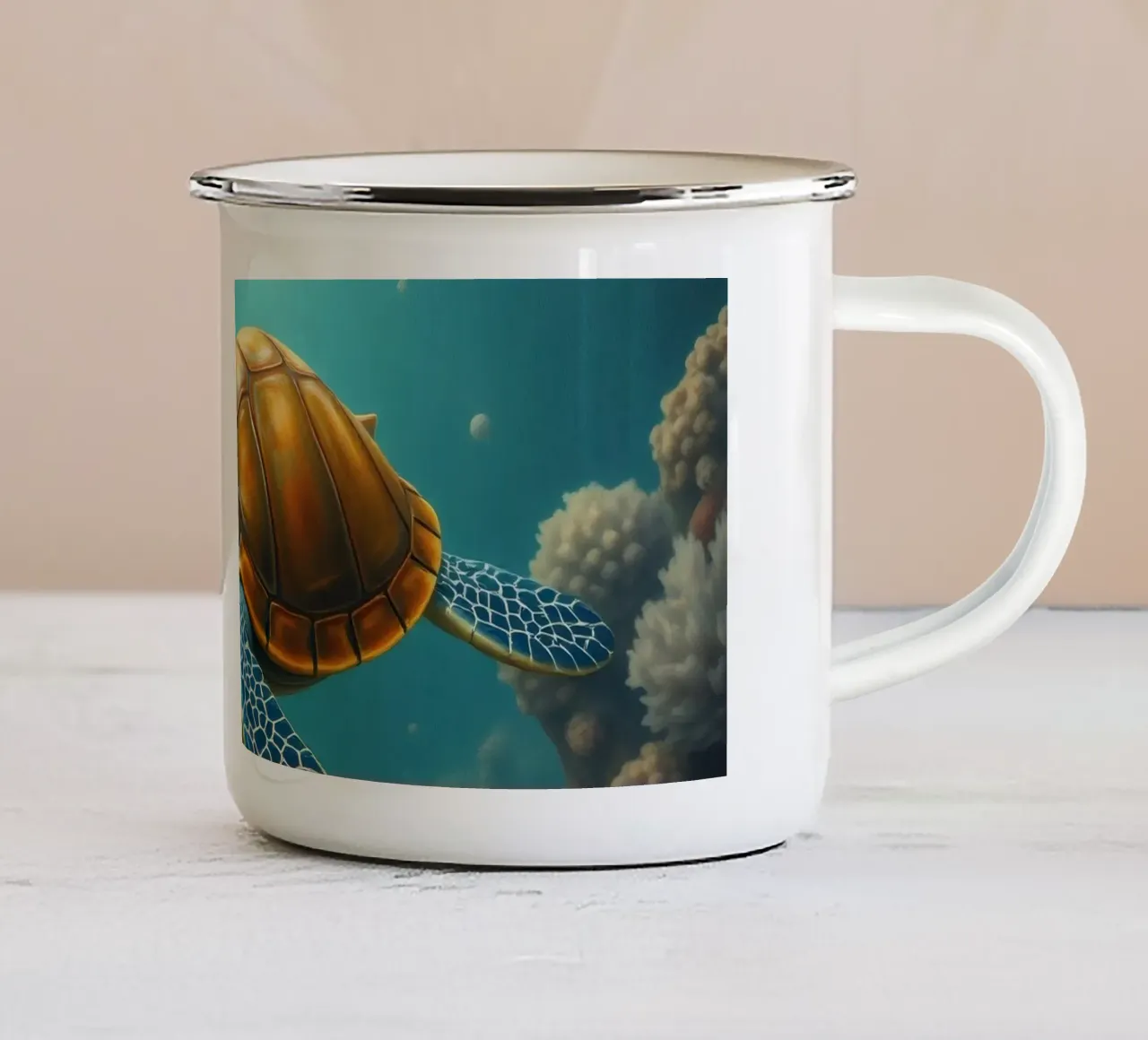 Une tortue de mer nage gracieusement dans un récif corallien dynamique mug en émail de DesignDoodle