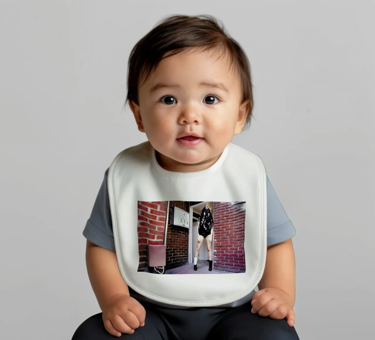 Covered up bavaglino da Aysha Banos