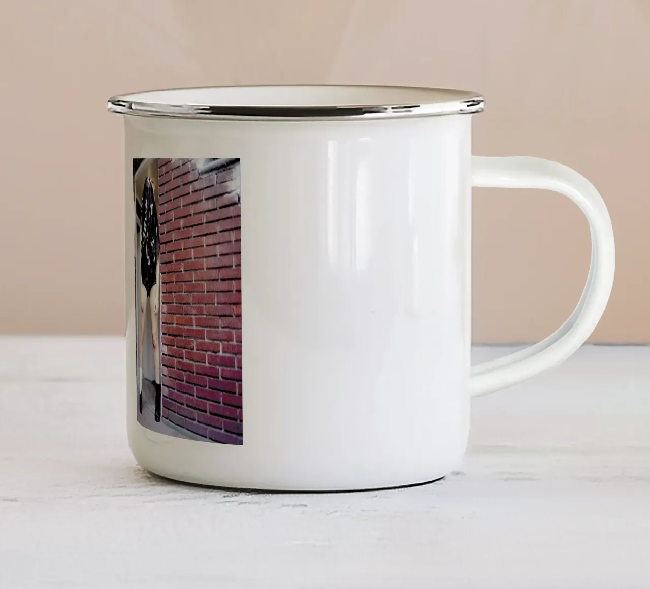 Covered up tazza in smalto da Aysha Banos
