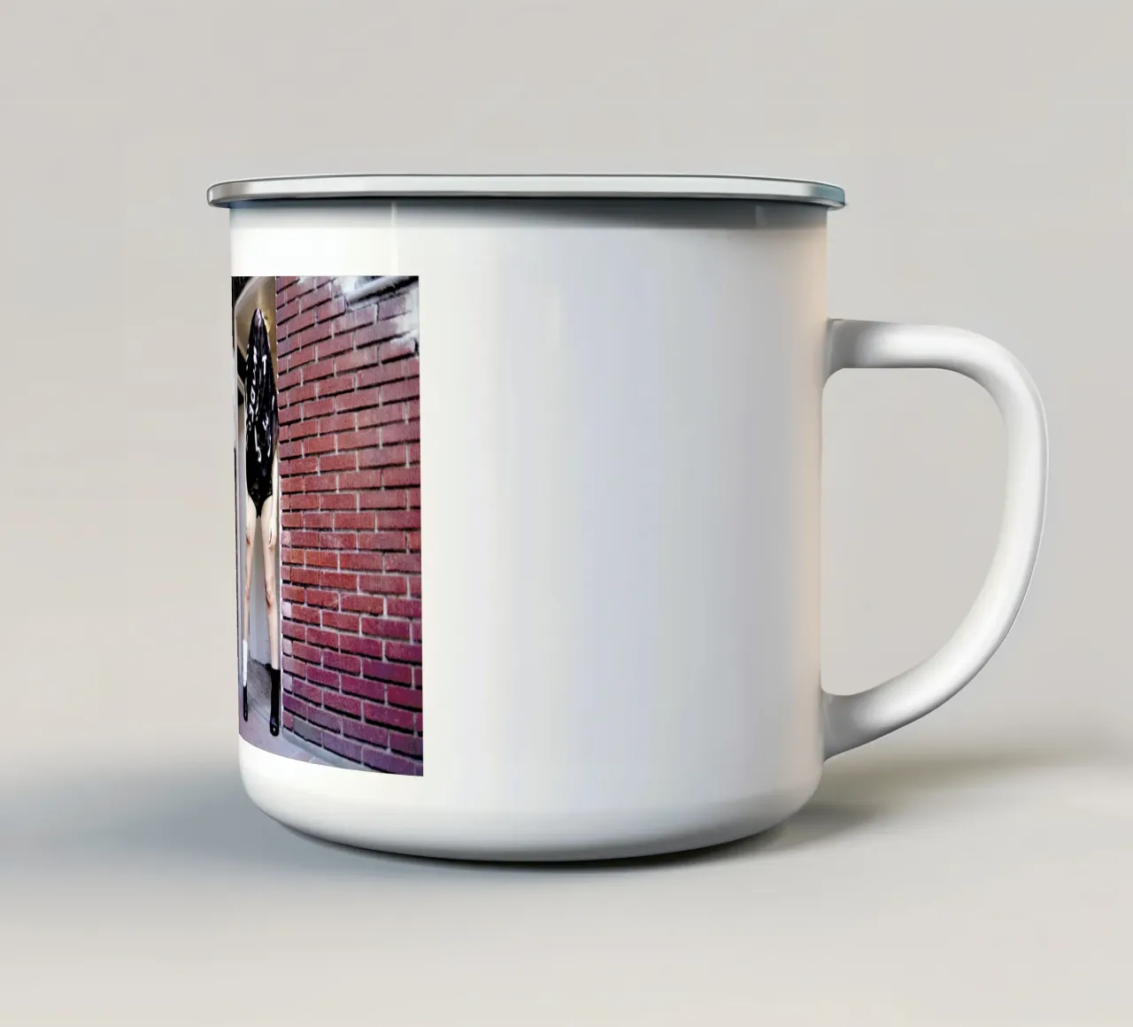 Covered up tazza in smalto da Aysha Banos