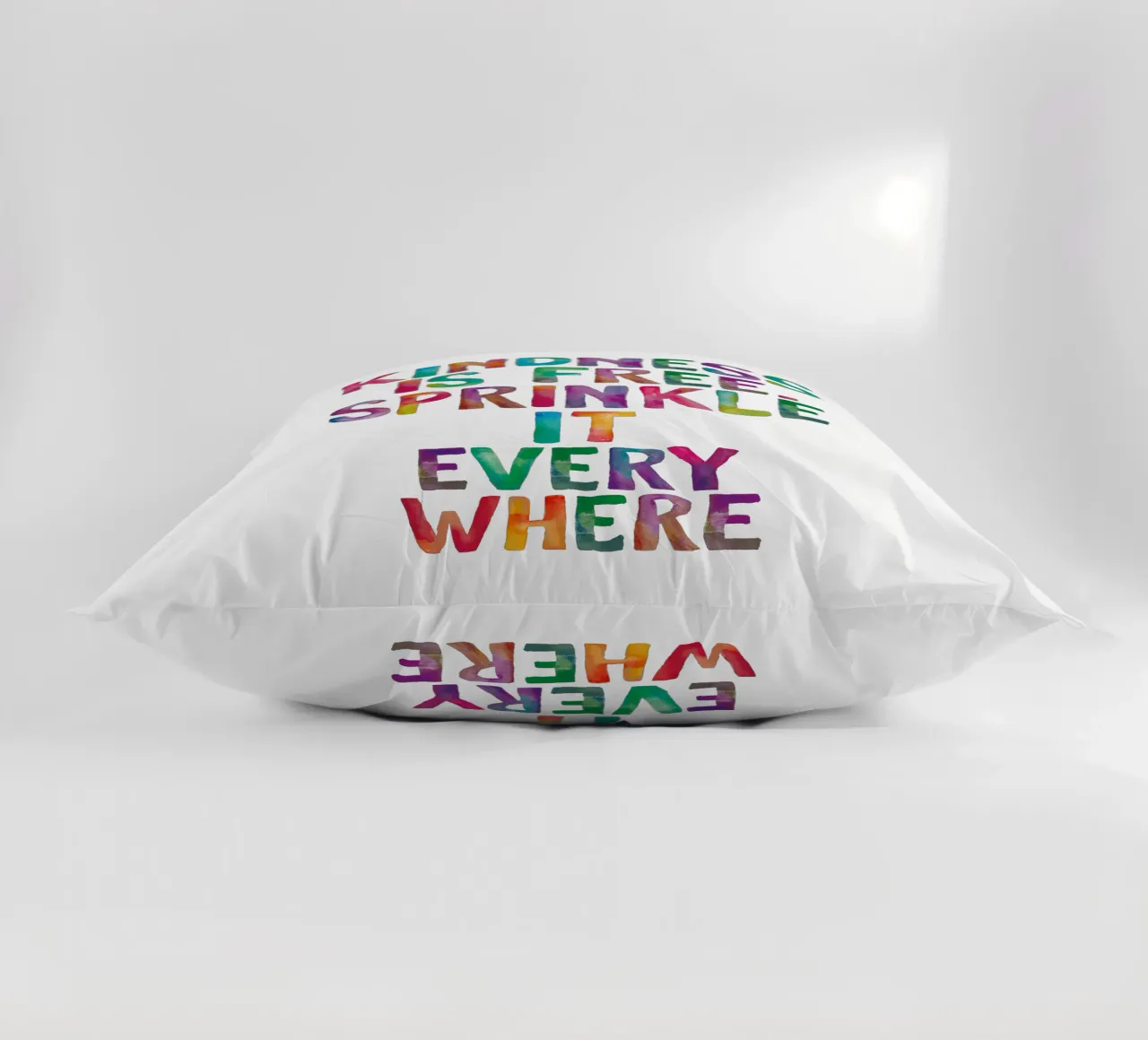 La gentilezza è gratuita, cospargetela ovunque Regenbogen Design cuscino da THE MOTIVATED TYPE