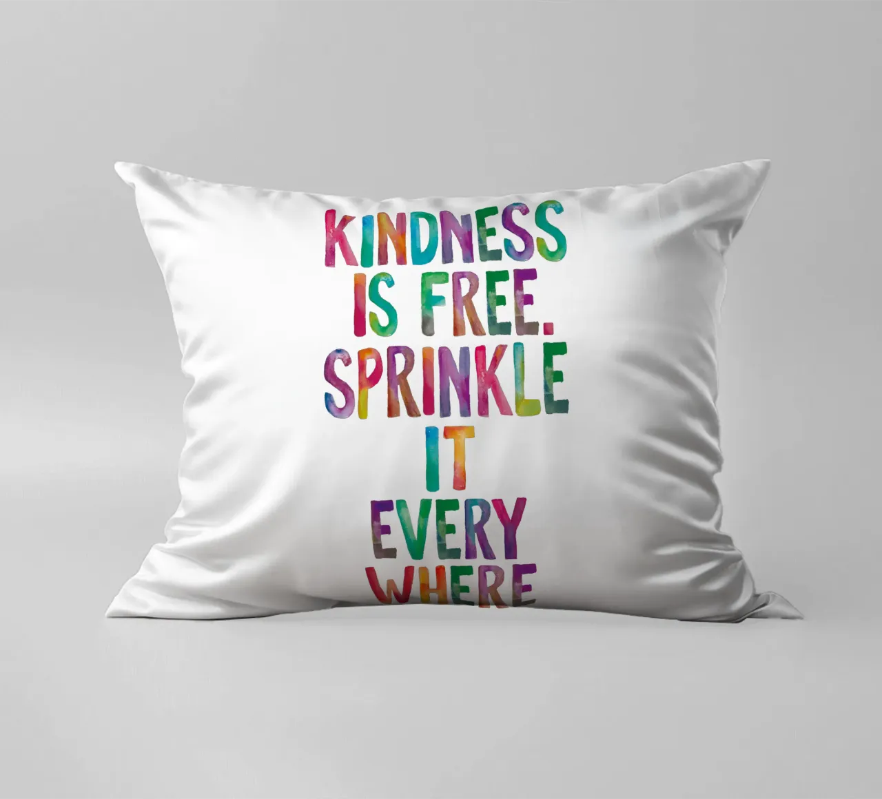 La gentilezza è gratuita, cospargetela ovunque Regenbogen Design cuscino da THE MOTIVATED TYPE