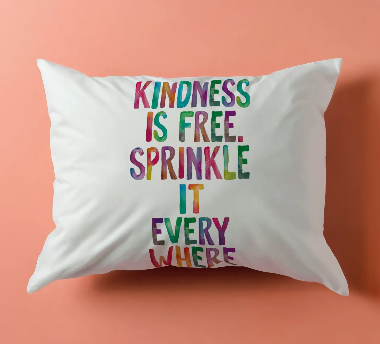 La gentilezza è gratuita, cospargetela ovunque Regenbogen Design cuscino da THE MOTIVATED TYPE
