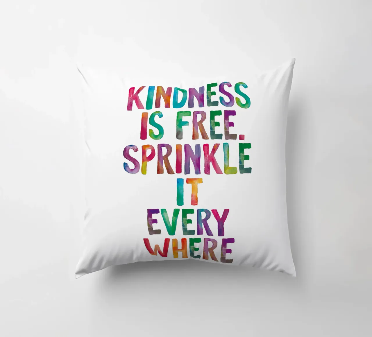 La gentilezza è gratuita, cospargetela ovunque Regenbogen Design cuscino da THE MOTIVATED TYPE