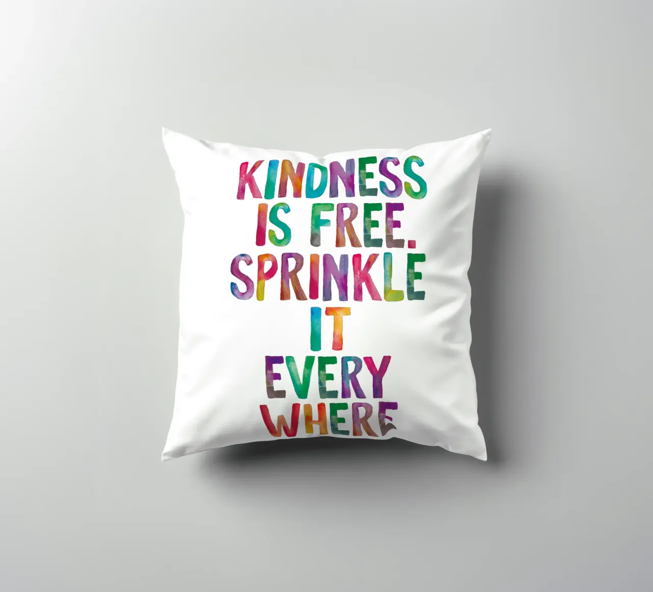 La gentilezza è gratuita, cospargetela ovunque Regenbogen Design cuscino da THE MOTIVATED TYPE