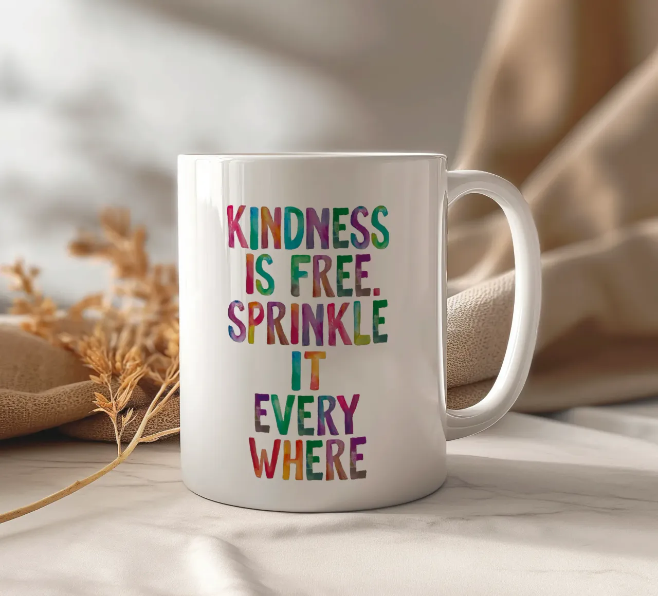 La gentilezza è gratuita, cospargetela ovunque Regenbogen Design tazza in ceramica da THE MOTIVATED TYPE