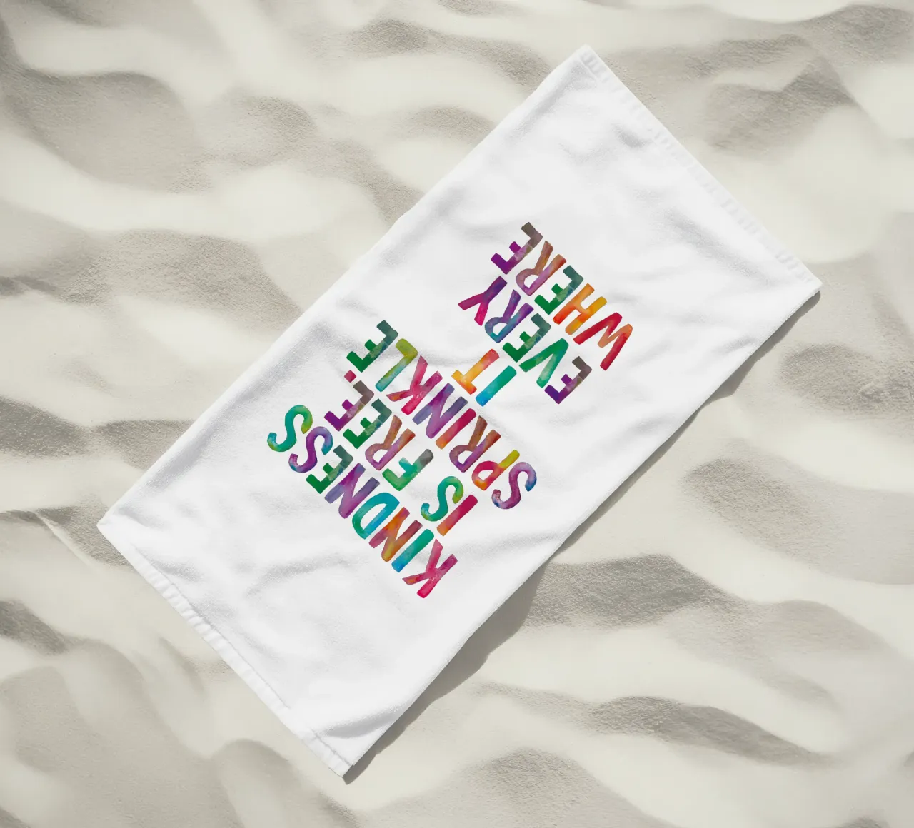 La gentilezza è gratuita, cospargetela ovunque Regenbogen Design telo mare da THE MOTIVATED TYPE