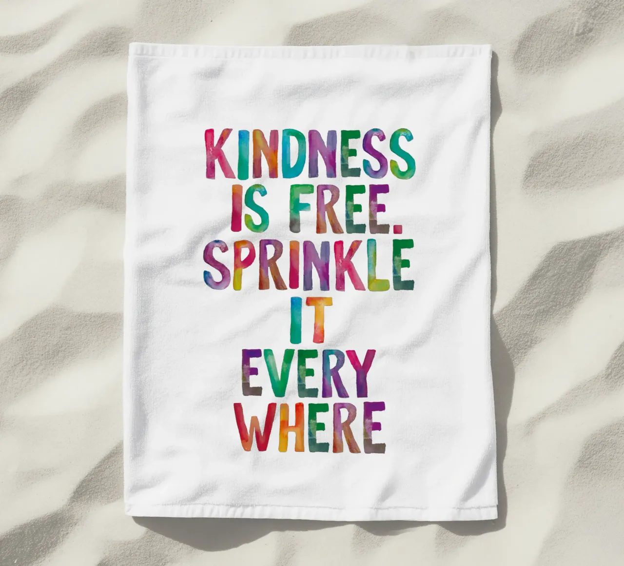 La gentilezza è gratuita, cospargetela ovunque Regenbogen Design telo mare da THE MOTIVATED TYPE