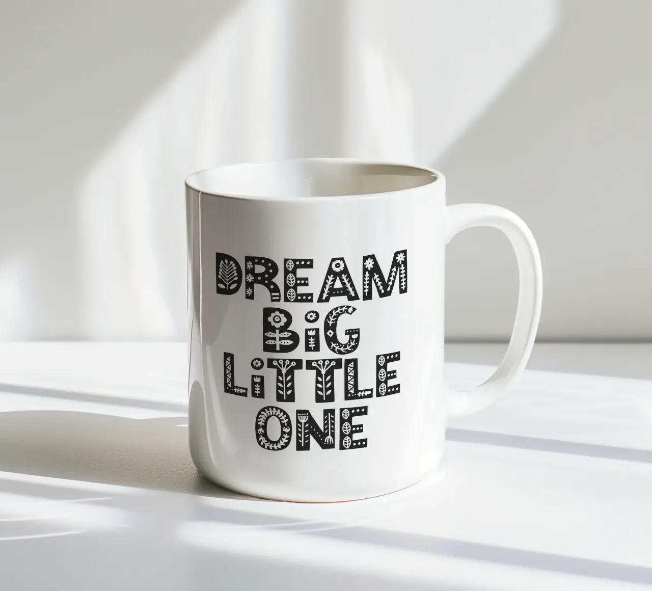 Sognare in grande piccolo Design scandinavo per la camera da letto dei bambini tazza in ceramica da THE MOTIVATED TYPE
