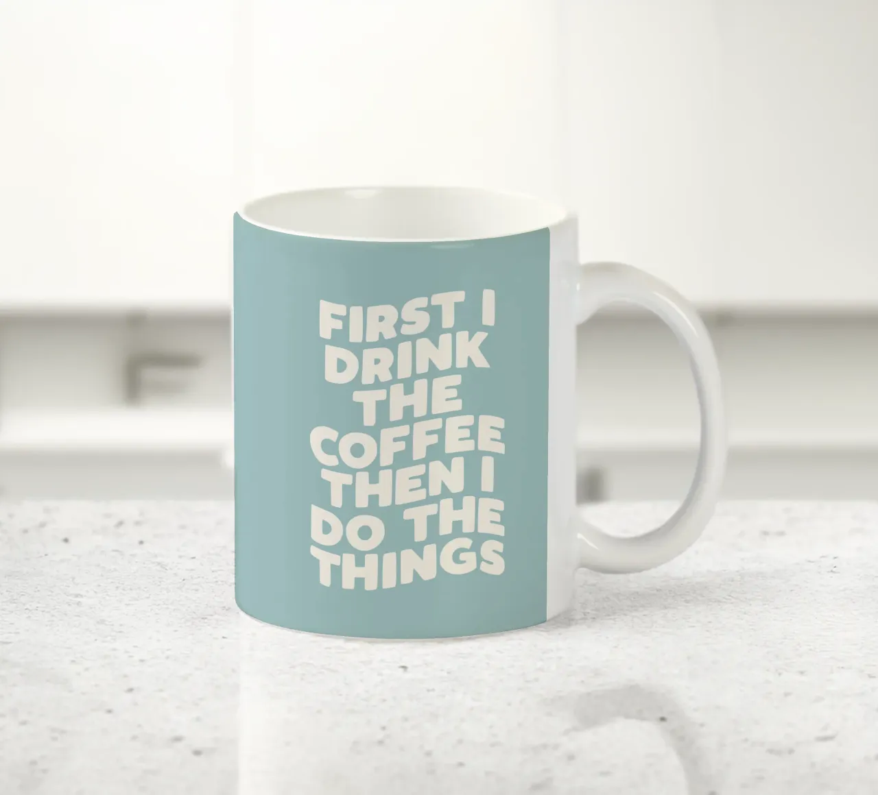 Prima bevo il caffè e poi faccio le cose che mi interessano Decorazione per la cucina tazza in ceramica da THE MOTIVATED TYPE