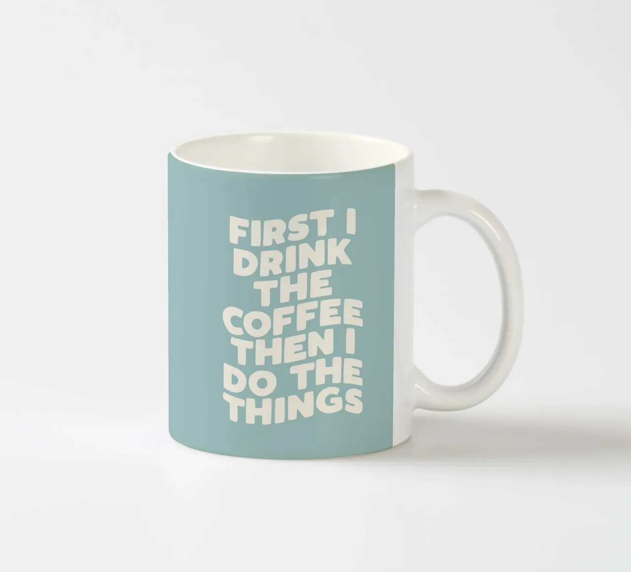 Prima bevo il caffè e poi faccio le cose che mi interessano Decorazione per la cucina tazza in ceramica da THE MOTIVATED TYPE