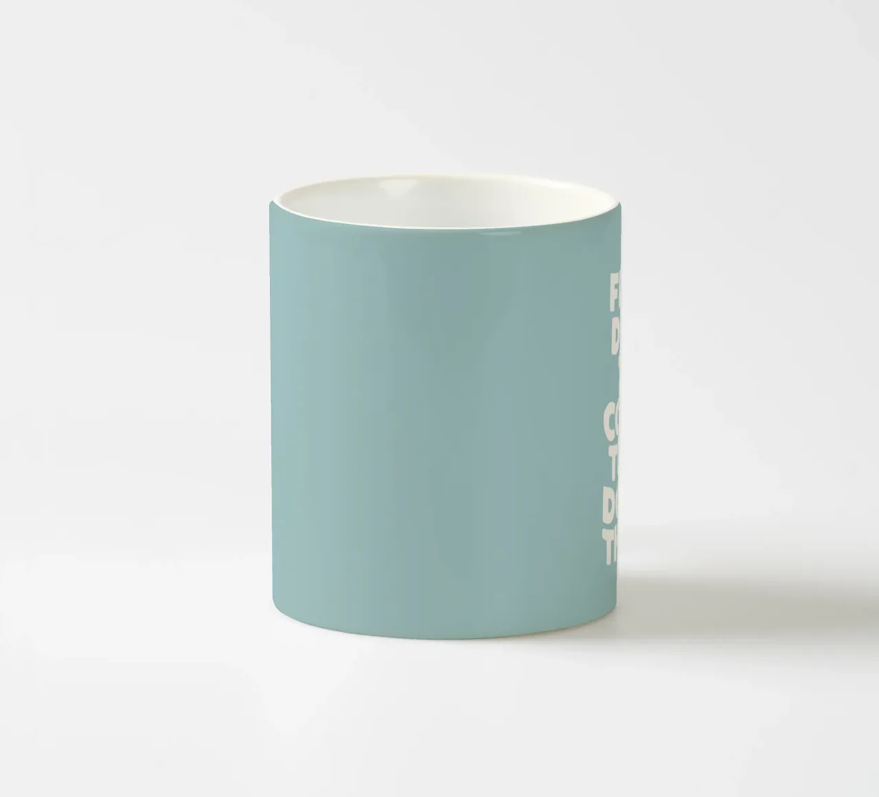 Prima bevo il caffè e poi faccio le cose che mi interessano Decorazione per la cucina tazza in ceramica da THE MOTIVATED TYPE