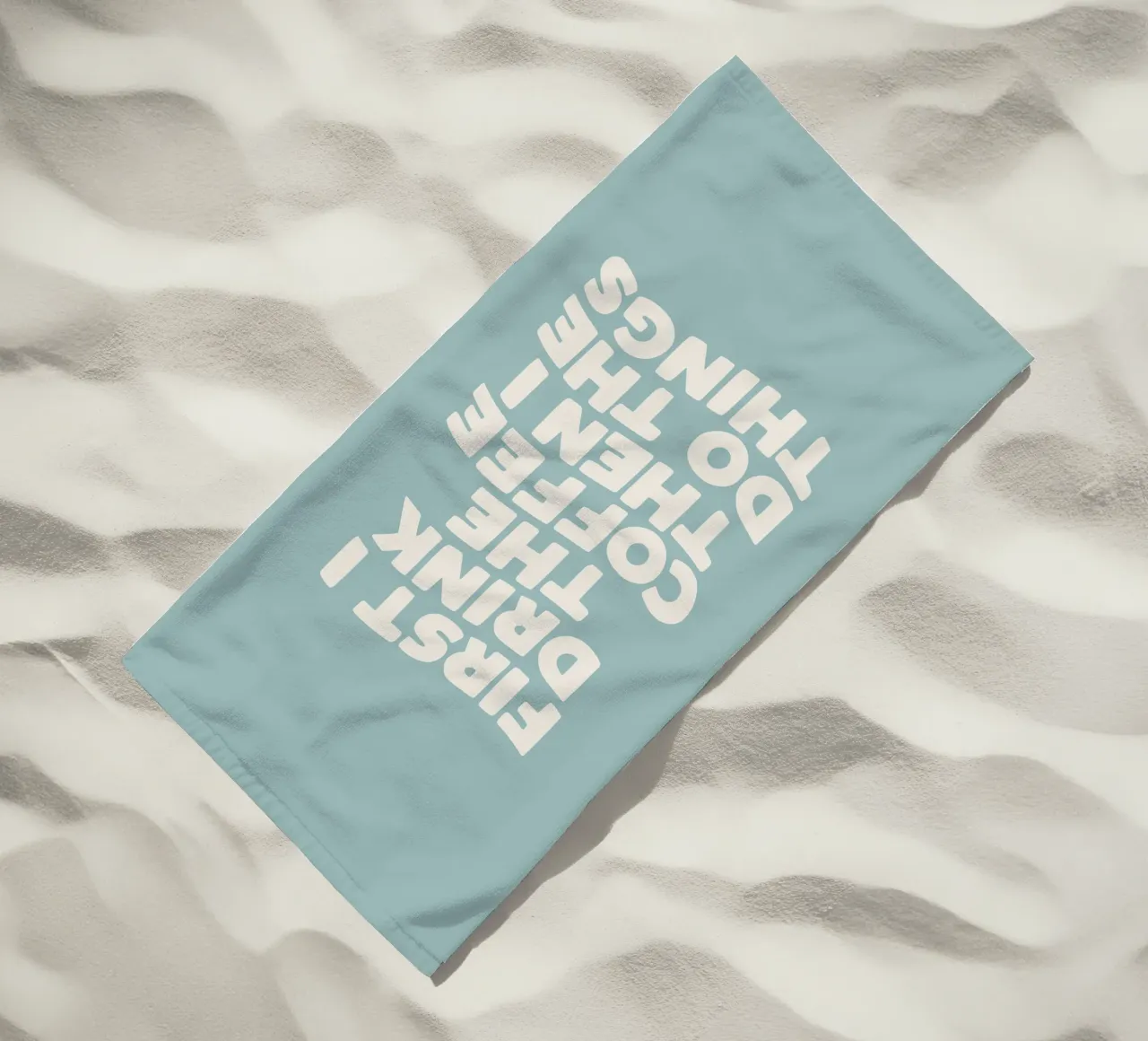 Erst trinke ich den Kaffee, dann mache ich die Dinge Küchenausstattung Strandtuch von THE MOTIVATED TYPE