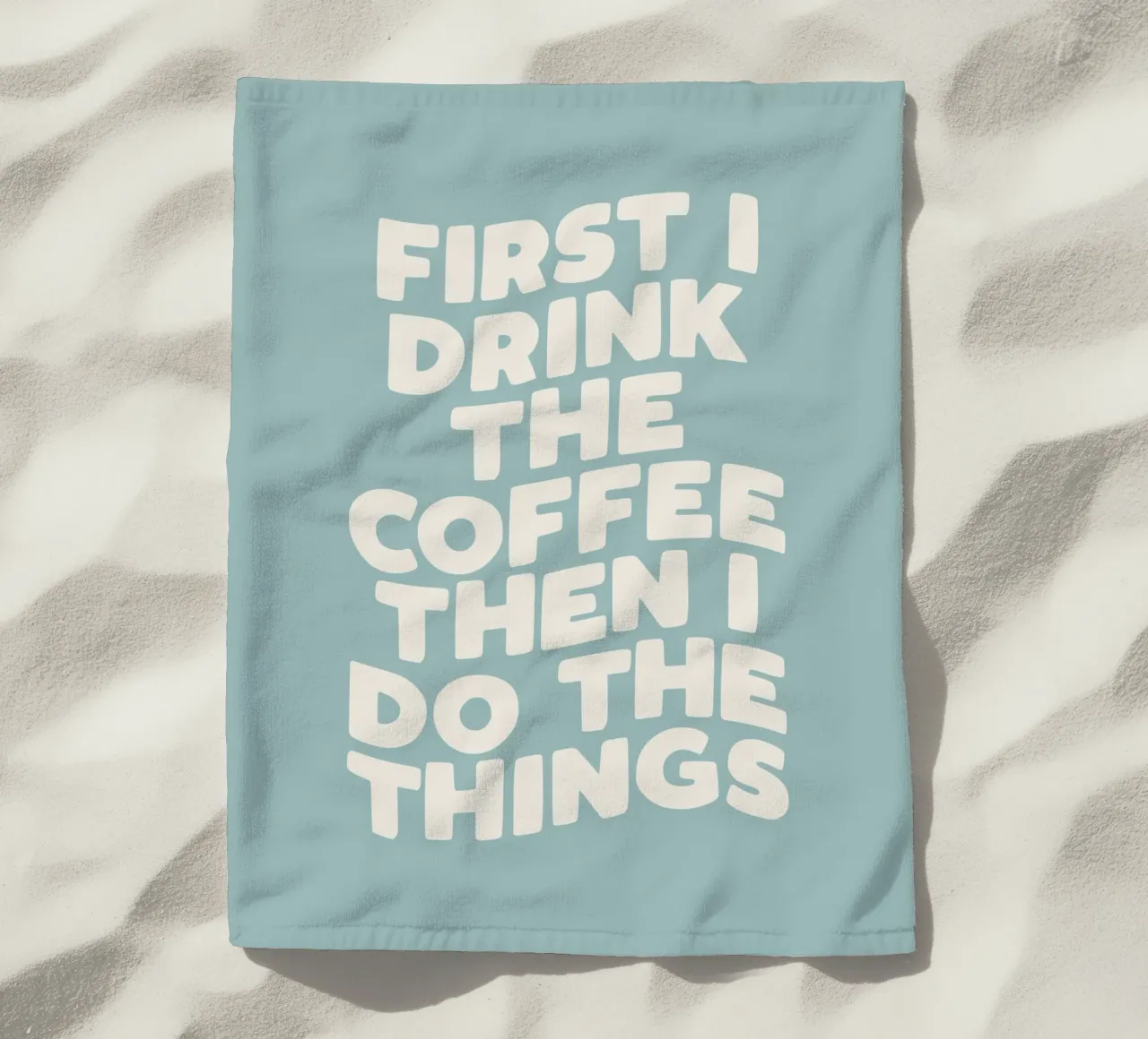 Erst trinke ich den Kaffee, dann mache ich die Dinge Küchenausstattung Strandtuch von THE MOTIVATED TYPE