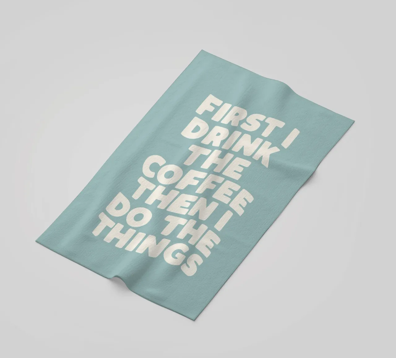 Erst trinke ich den Kaffee, dann mache ich die Dinge Küchenausstattung Strandtuch von THE MOTIVATED TYPE