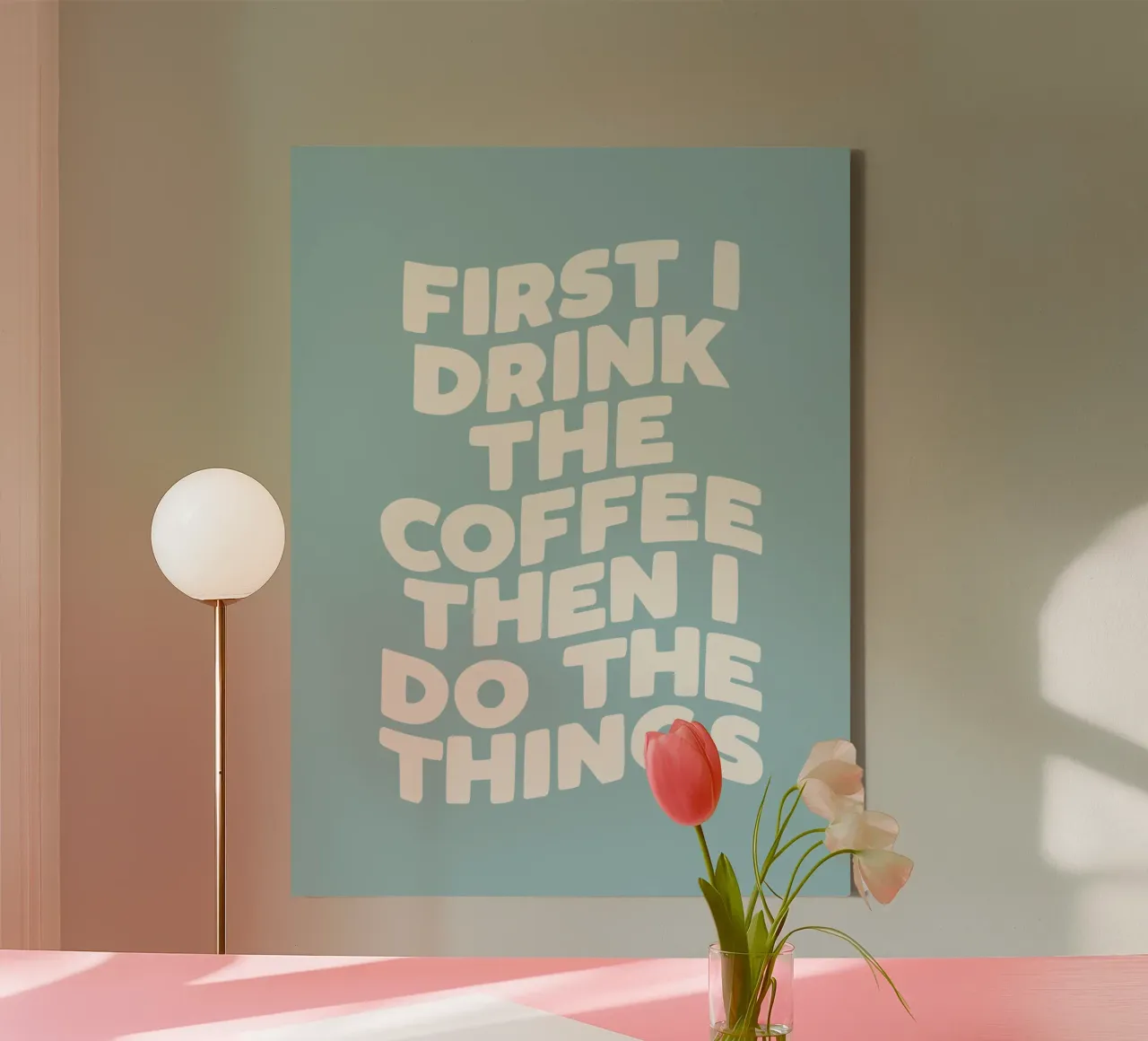 Erst trinke ich den Kaffee, dann mache ich die Dinge Küchenausstattung Leinwand von THE MOTIVATED TYPE