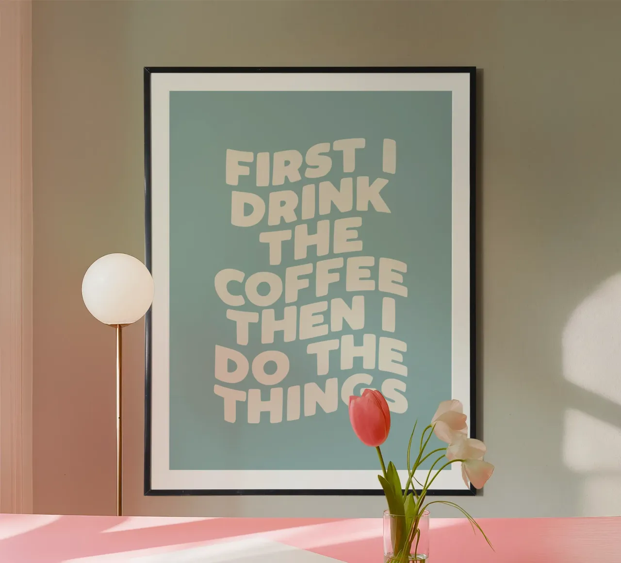 Prima bevo il caffè e poi faccio le cose che mi interessano Decorazione per la cucina poster con telaio in plastica da THE MOTIVATED TYPE