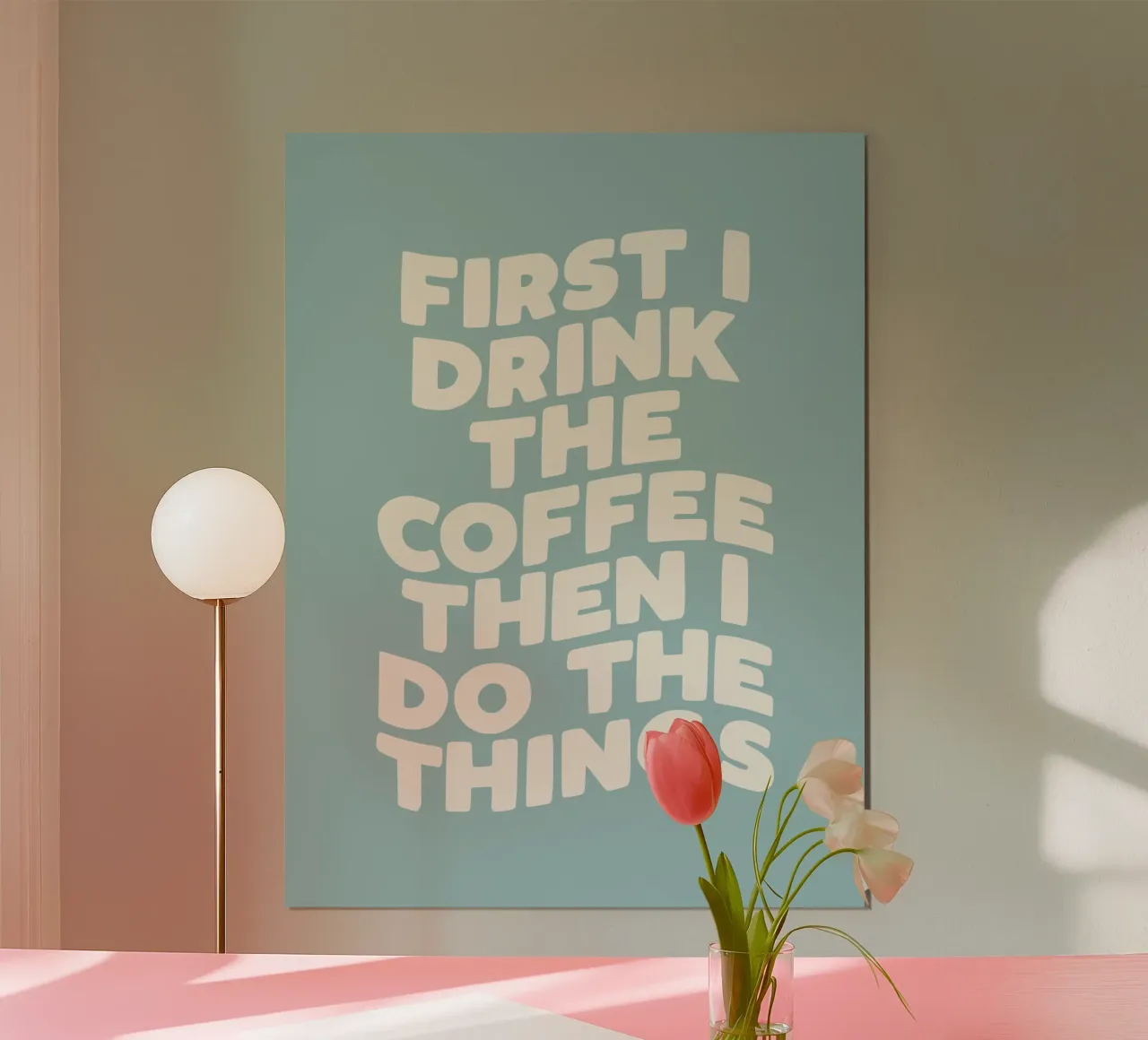 Prima bevo il caffè e poi faccio le cose che mi interessano Decorazione per la cucina poster con telaio in plastica da THE MOTIVATED TYPE