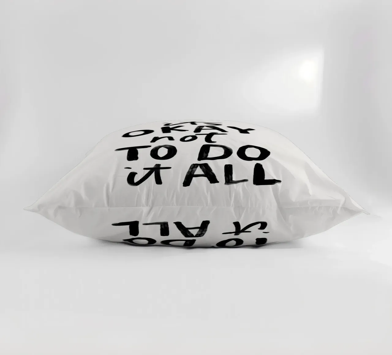 Va bene non fare tutto in bianco e nero tipografico cuscino da THE MOTIVATED TYPE