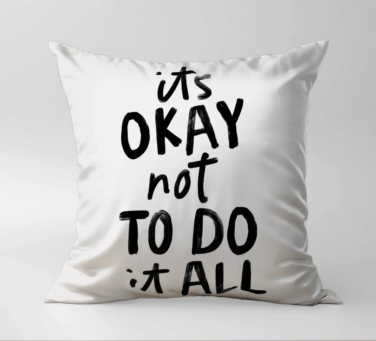 Va bene non fare tutto in bianco e nero tipografico cuscino da THE MOTIVATED TYPE
