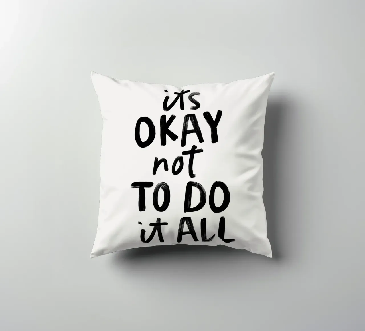Va bene non fare tutto in bianco e nero tipografico cuscino da THE MOTIVATED TYPE