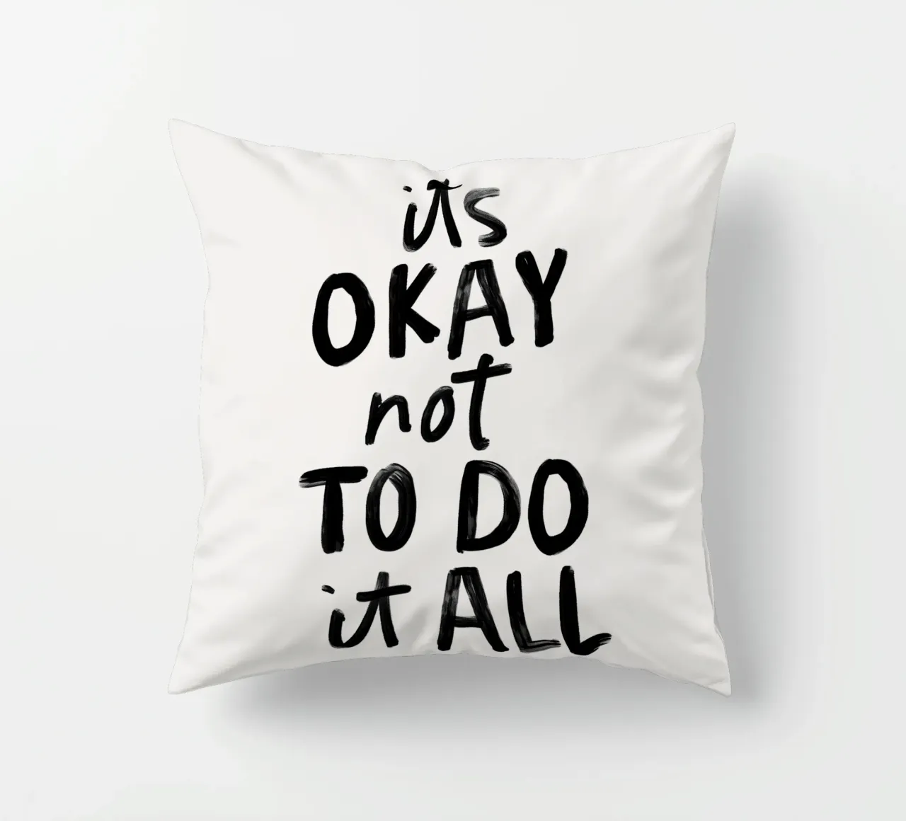 Va bene non fare tutto in bianco e nero tipografico cuscino da THE MOTIVATED TYPE