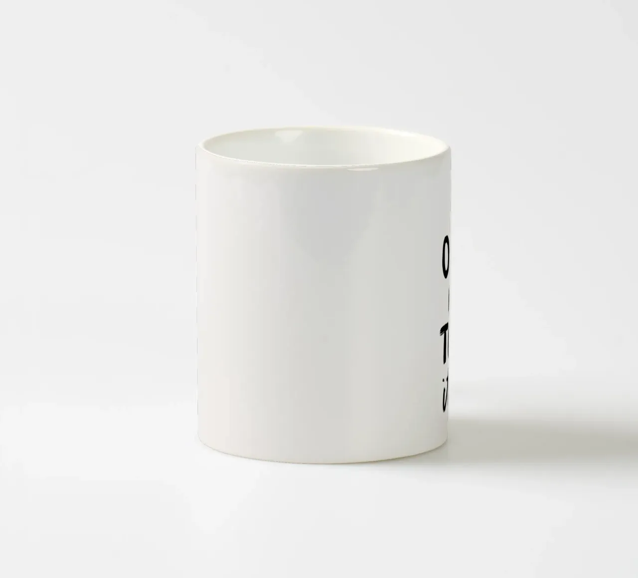Va bene non fare tutto in bianco e nero tipografico tazza in ceramica da THE MOTIVATED TYPE