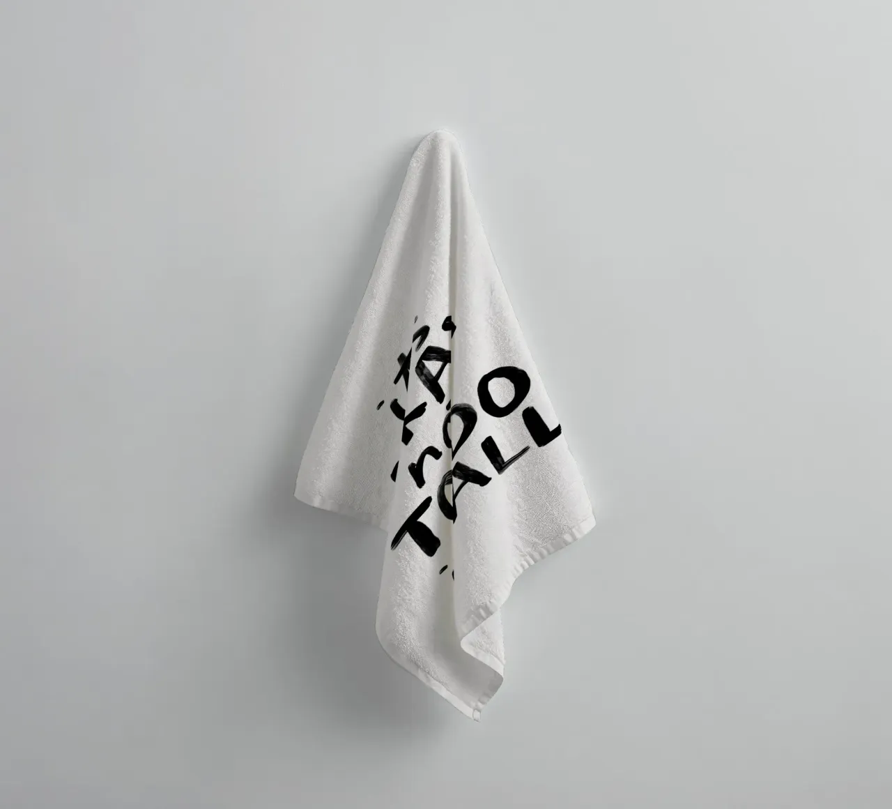Va bene non fare tutto in bianco e nero tipografico asciugamano da bagno da THE MOTIVATED TYPE