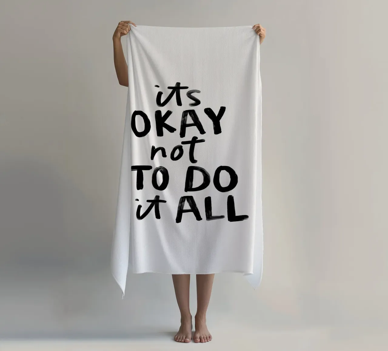 Va bene non fare tutto in bianco e nero tipografico telo mare da THE MOTIVATED TYPE