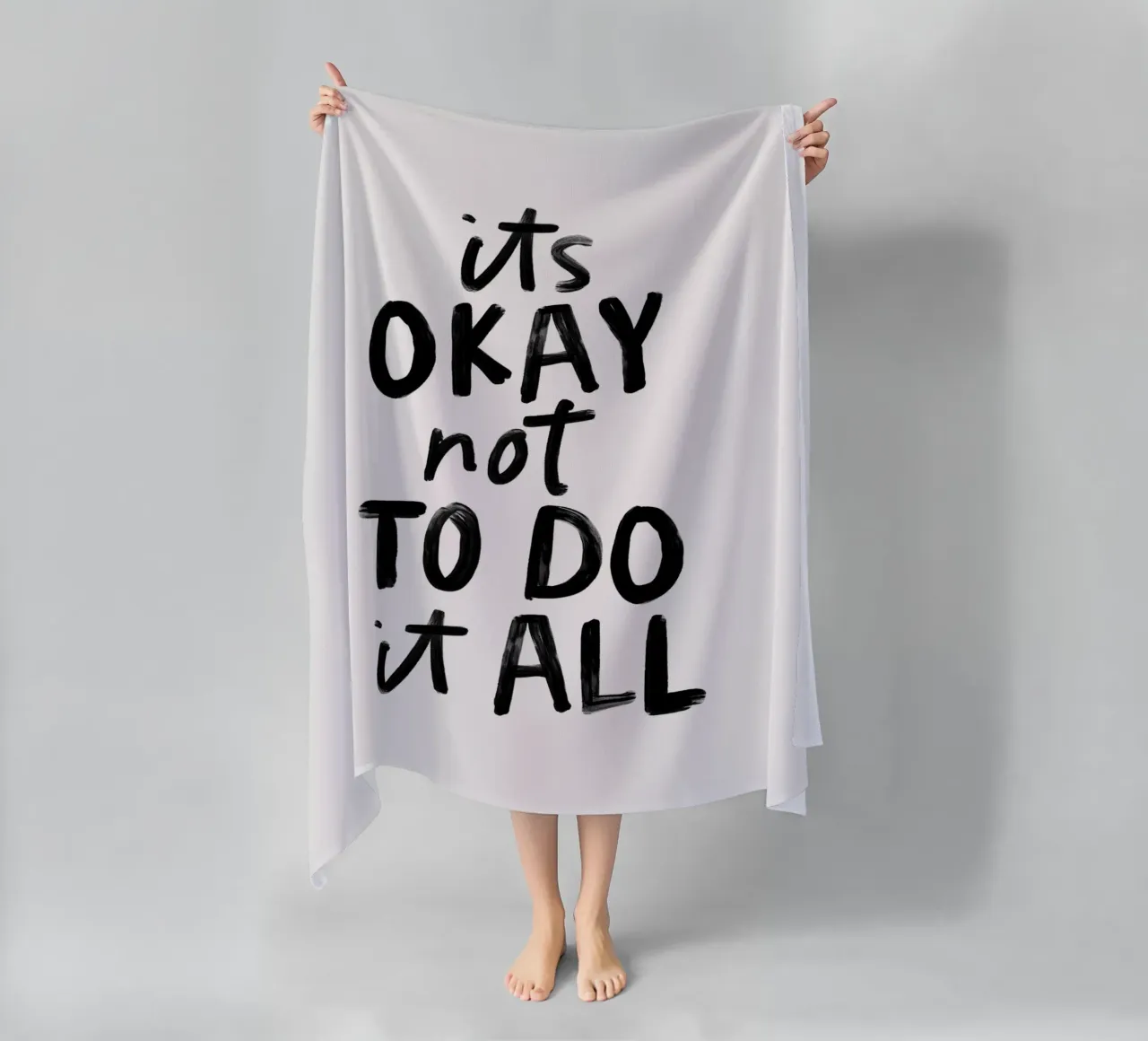 Va bene non fare tutto in bianco e nero tipografico telo mare da THE MOTIVATED TYPE
