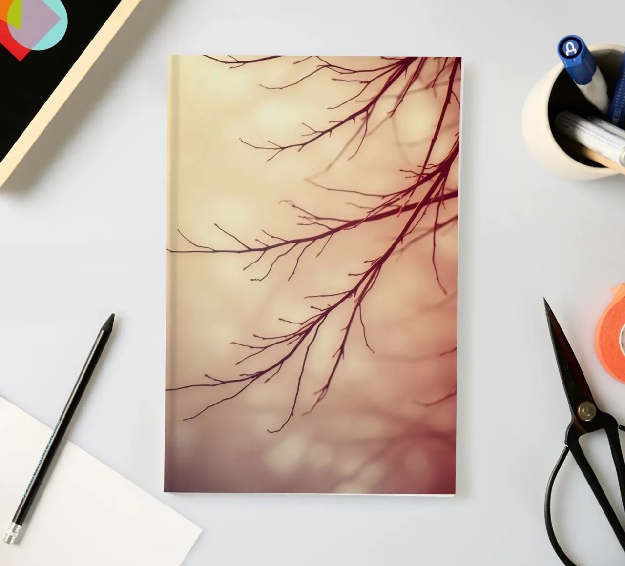 uno sfondo morbidamente sfocato con graziosi rami d'albero diario da DesignDoodle