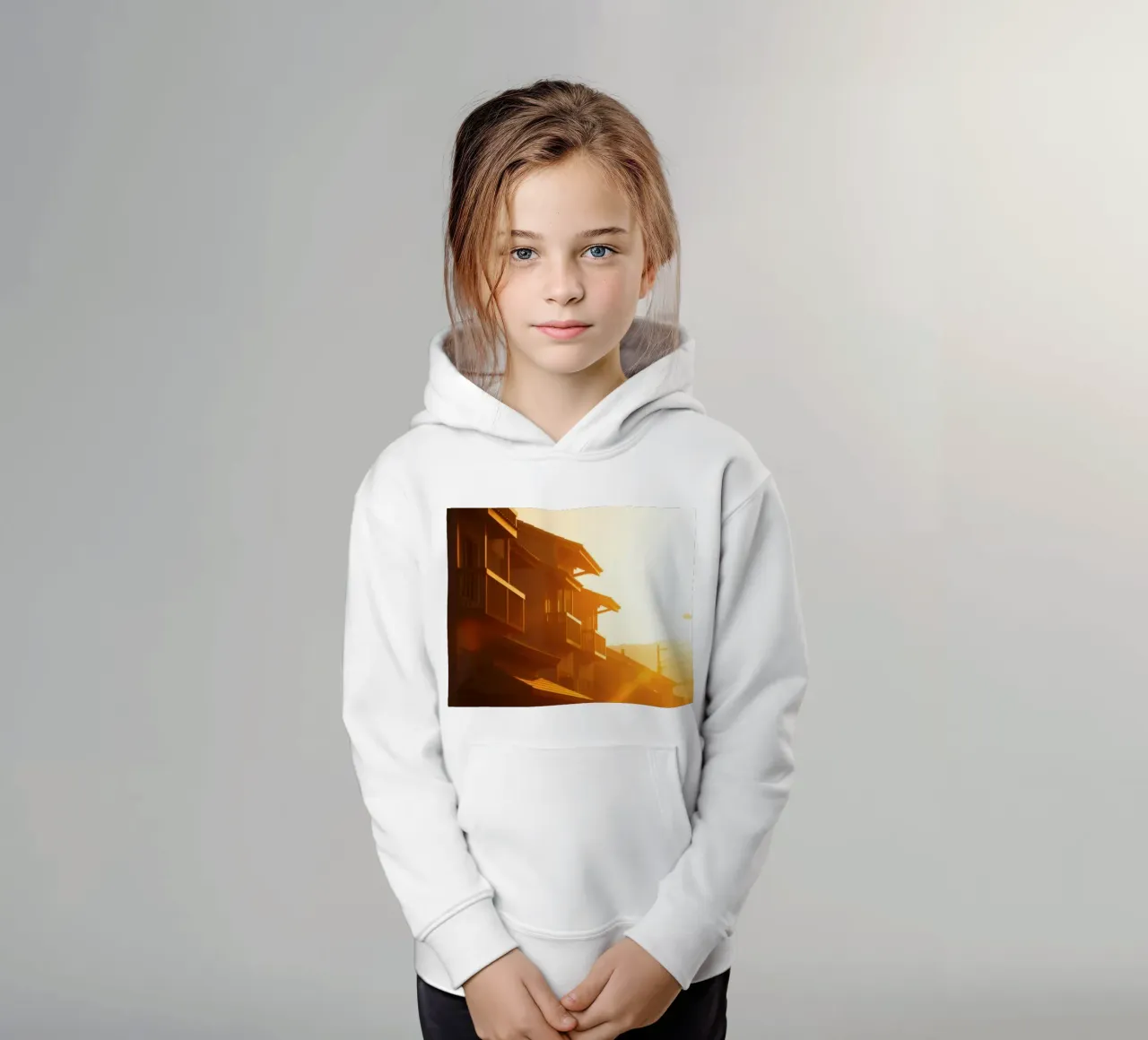 Schöner Sonnenuntergang beleuchtet Wohnhäuser Kinder Hoodie von DesignDoodle