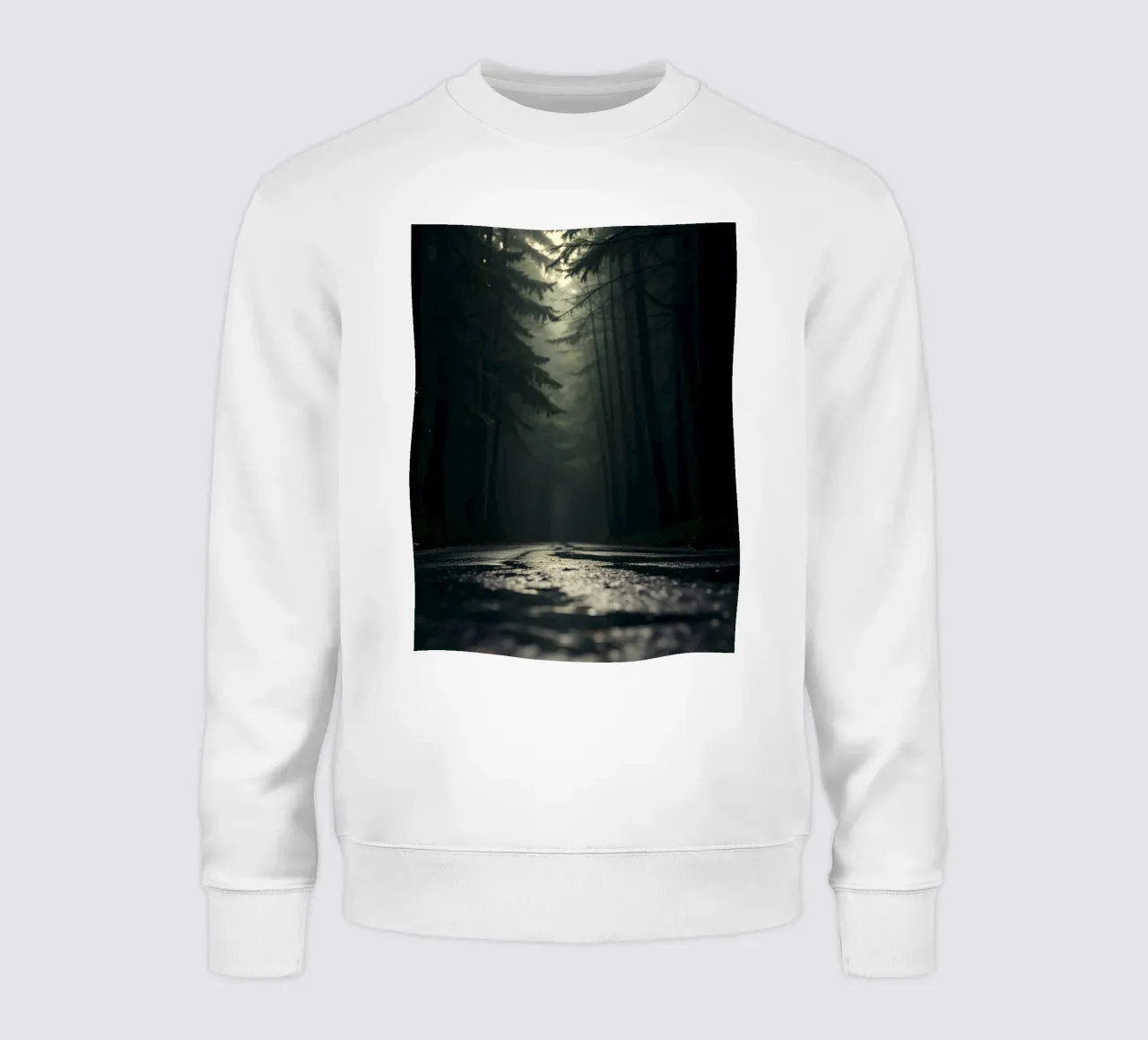 Chemin forestier brumeux avec une lumière douce filtrant à travers les grands arbres sweat de DesignDoodle