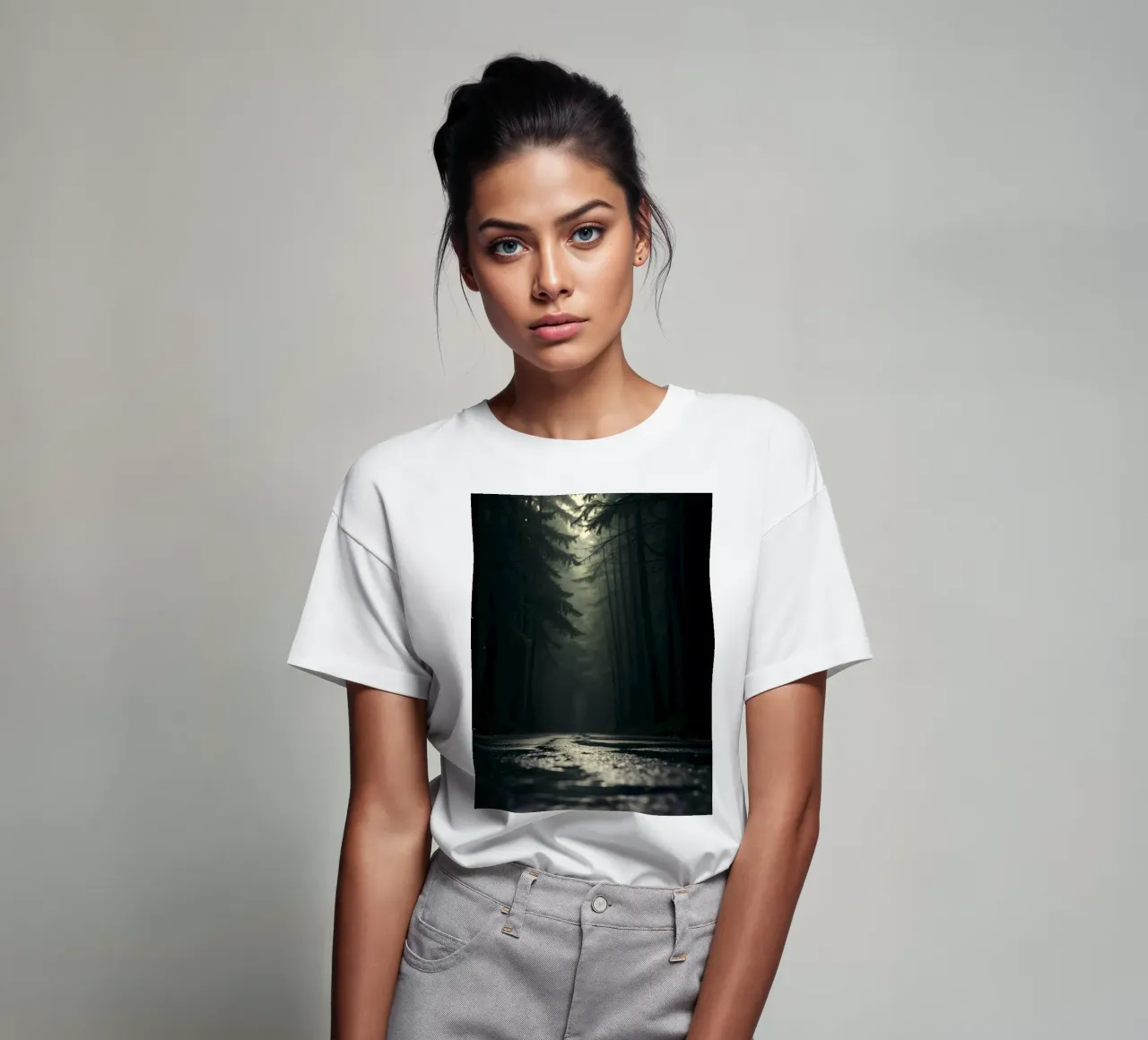 Chemin forestier brumeux avec une lumière douce filtrant à travers les grands arbres t-shirt de DesignDoodle