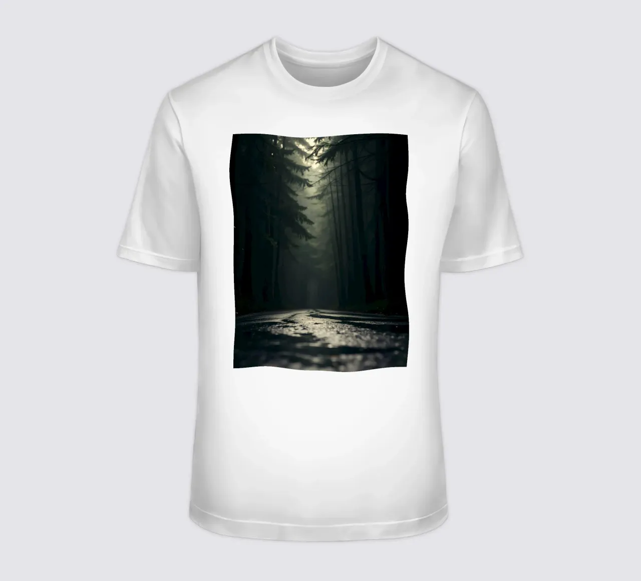 Chemin forestier brumeux avec une lumière douce filtrant à travers les grands arbres t-shirt de DesignDoodle