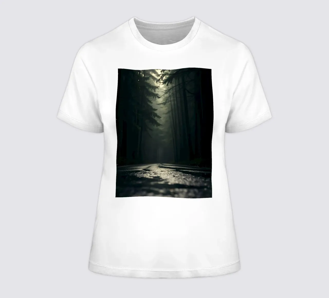 Chemin forestier brumeux avec une lumière douce filtrant à travers les grands arbres t-shirt ajusté pour femmes de DesignDoodle