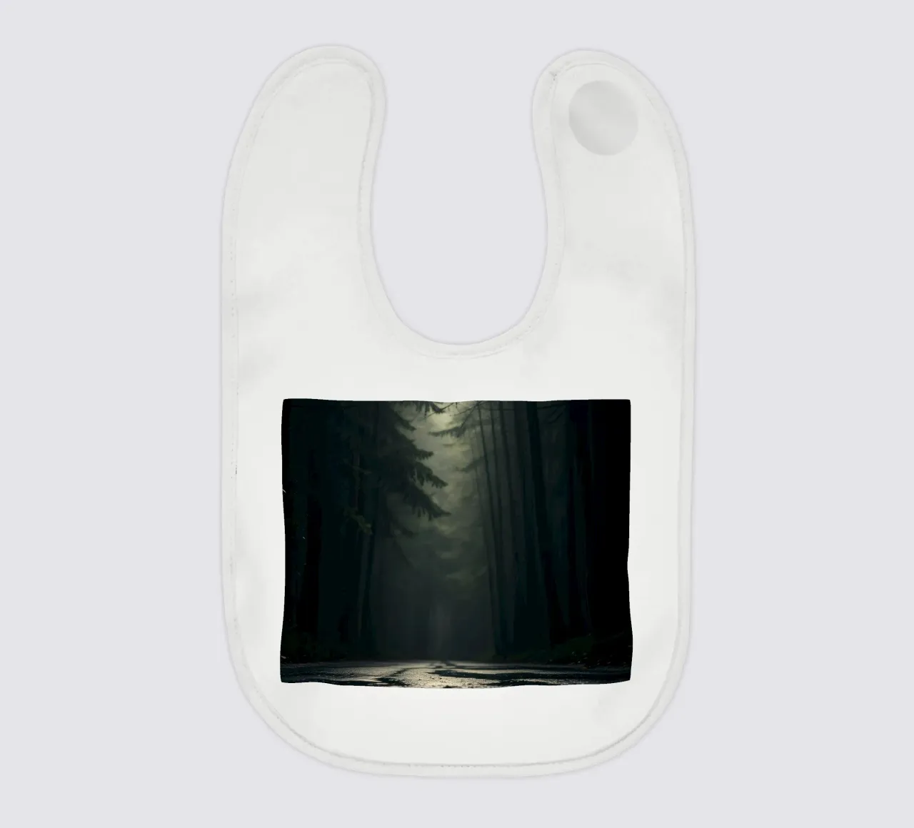 Chemin forestier brumeux avec une lumière douce filtrant à travers les grands arbres bavoir de DesignDoodle