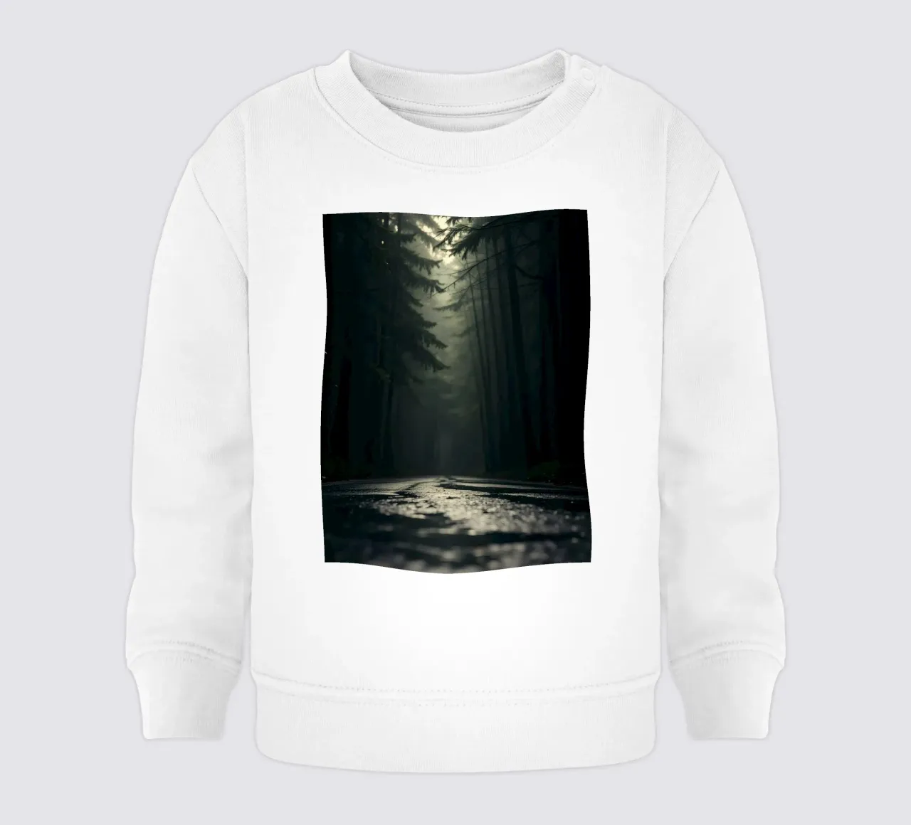 Chemin forestier brumeux avec une lumière douce filtrant à travers les grands arbres sweat pour bébé de DesignDoodle