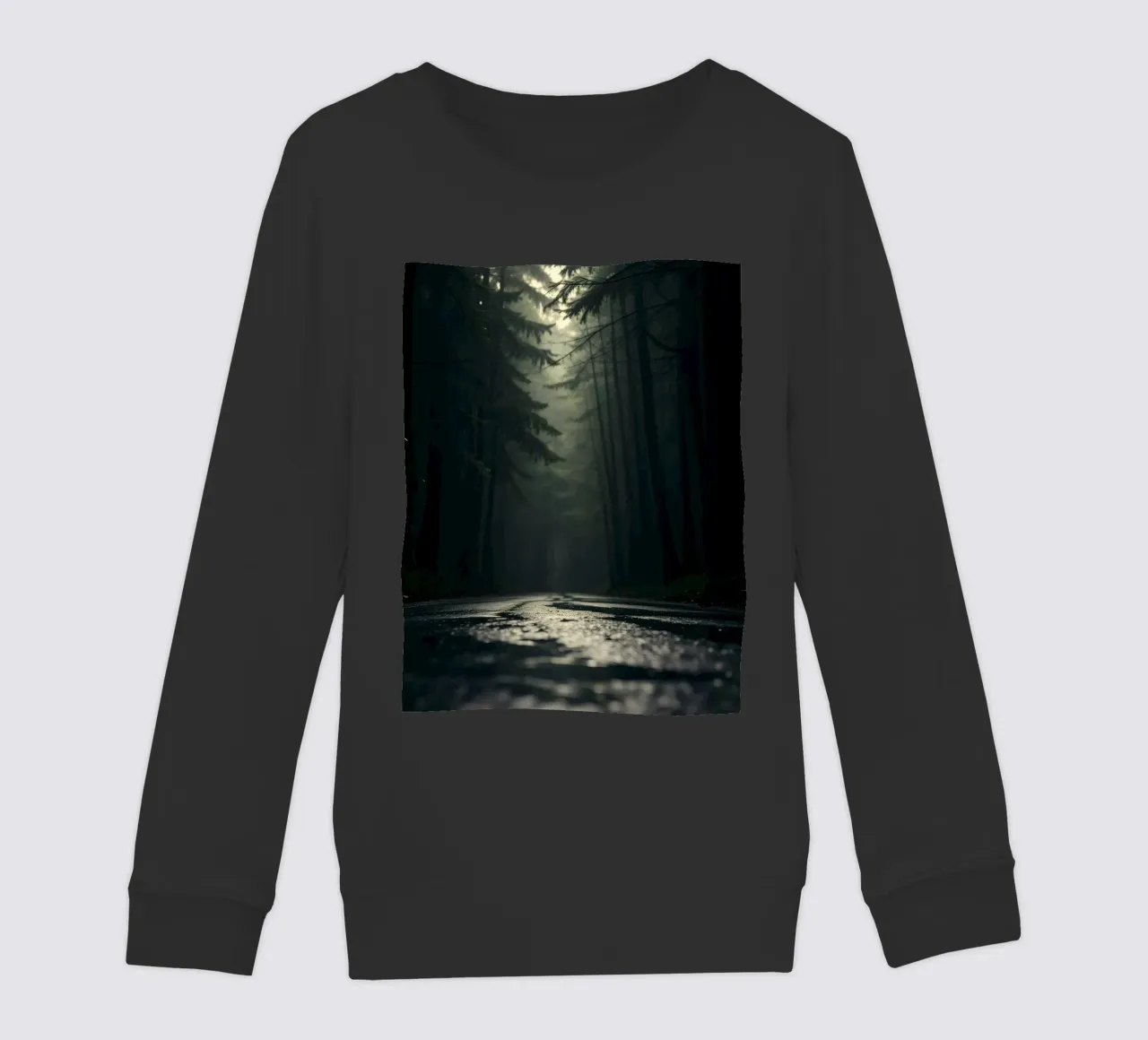 Chemin forestier brumeux avec une lumière douce filtrant à travers les grands arbres sweat enfant de DesignDoodle